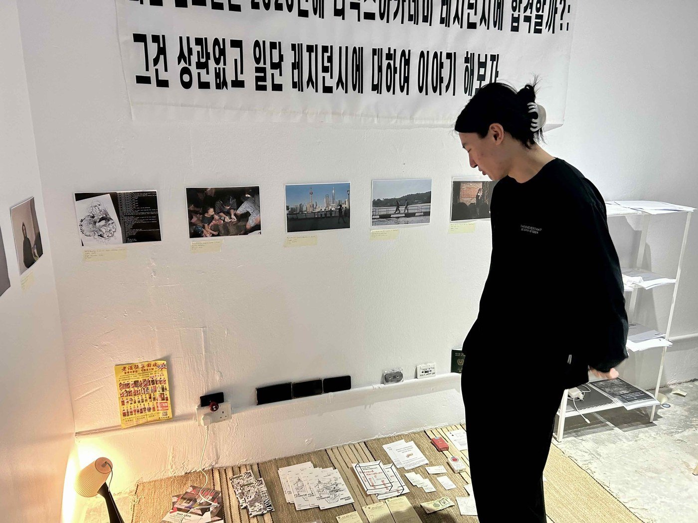 작업을 설명하는 김호빈 작가 — 출처: 통신원 촬영
