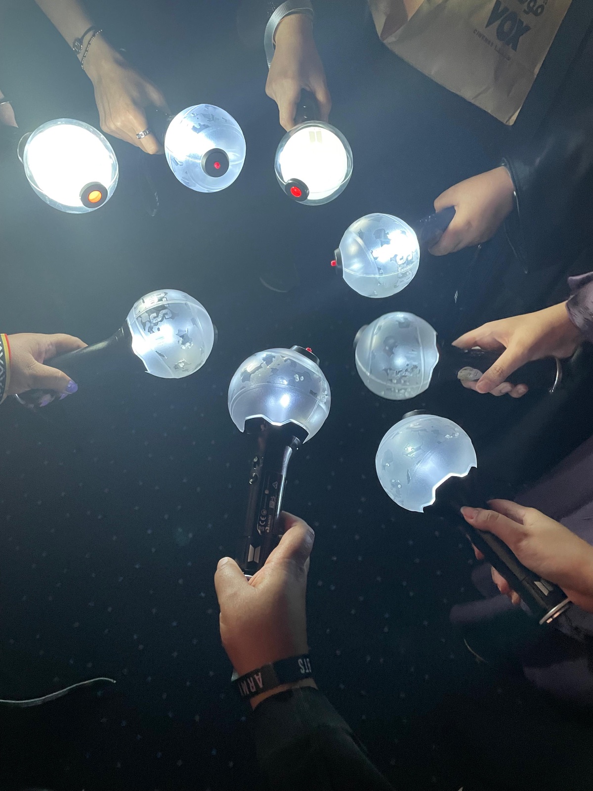 영화관에서 방탄소년단 라이브뷰잉을 관람하며 응원봉 아미밤을 밝히고 있는 사우디 아미들