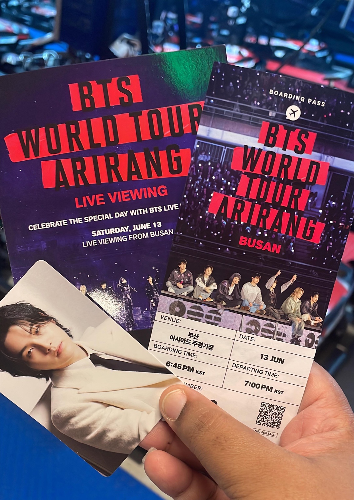 BTS 라이브뷰잉 관람객에게 제공된 기념 티켓과 포토카드