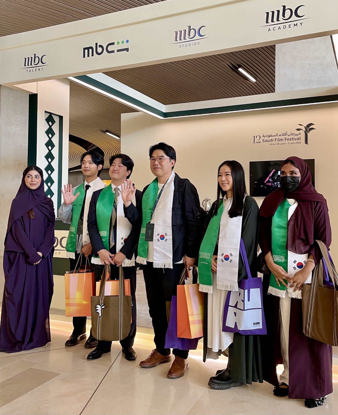 MBC 아카데미 관계자와 한국 영화 초청 게스트, 통신원, 통역사