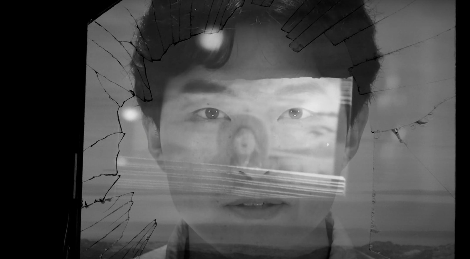 〈카메라 루시다〉 단편영화 스틸 — 깨진 유리 너머의 얼굴