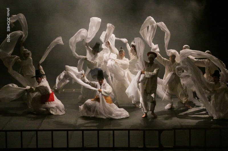Fig 1. Scene from Oh Tae-suk's adaptation of The Tempest by the Mokhwa Repertory Company